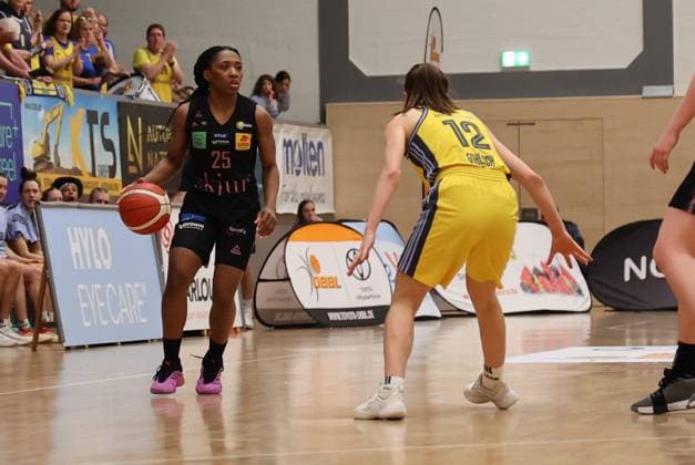 13.04.2025, Basketball, Frauen, Toyota Damen Basketball Bundesliga, Saison 2024 2025, Playoff Halbfinale, Spiel 4, Saarlouis Royals - Alba Berlin, Martha Burse (Saarlouis Royals), Lena Gohlisch (Alba Berlin) Saarlouis Stadtgartenhalle Saarland Deutschland (DE) Copyright: xSebastianxBachx
