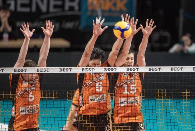 Volleyball, Herren, Saison 2024 2025, 1. Bundesliga (Playoffs, Halbfinale, Spiel 3), BR Volleys - Helios Grizzlys Giesen, v. l. Johannes Tille (BR Volleys), Nehemiah Mote (BR Volleys), Moritz Reichert (BR Volleys), 13.04. 2025, Copyright: xSebastianxRäppold MatthiasxKochx
