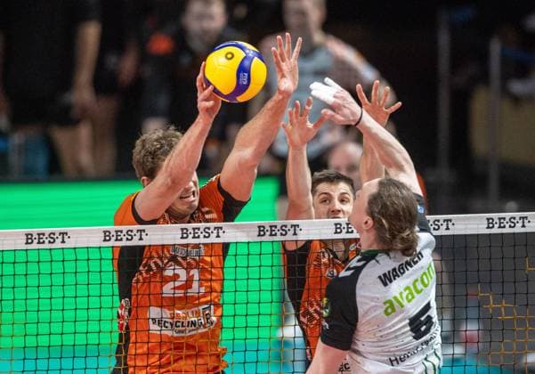 Volleyball, Herren, Saison 2024 2025, 1. Bundesliga (Playoffs, Halbfinale, Spiel 3), BR Volleys - Helios Grizzlys Giesen, v. l. Tobias Krick (BR Volleys), Moritz Reichert (BR Volleys), Hauke Wagner (Giesen), 13.04. 2025, Copyright: xSebastianxRäppold MatthiasxKochx