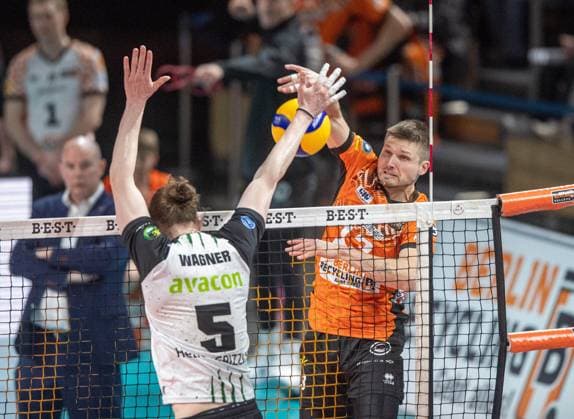 Volleyball, Herren, Saison 2024 2025, 1. Bundesliga (Playoffs, Halbfinale, Spiel 3), BR Volleys - Helios Grizzlys Giesen, v. l. Hauke Wagner (Giesen), Ruben Schott (BR Volleys), 13.04. 2025, Copyright: xSebastianxRäppold MatthiasxKochx