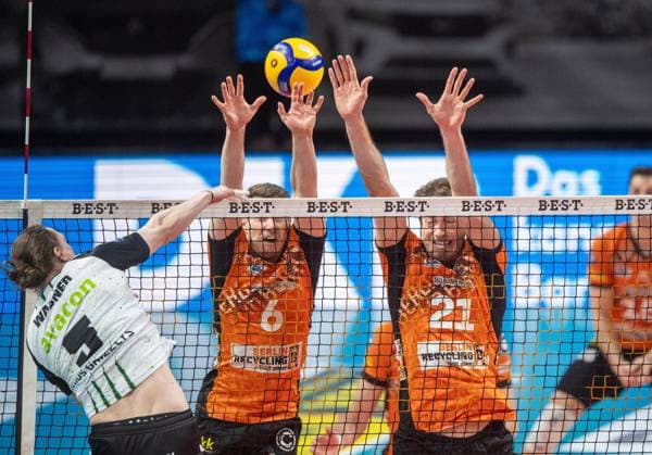 Volleyball, Herren, Saison 2024 2025, 1. Bundesliga (Playoffs, Halbfinale, Spiel 3), BR Volleys - Helios Grizzlys Giesen, v. l. Hauke Wagner (Giesen), Johannes Tille (BR Volleys), Tobias Krick (BR Volleys), 13.04. 2025, Copyright: xSebastianxRäppold MatthiasxKochx