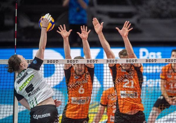 Volleyball, Herren, Saison 2024 2025, 1. Bundesliga (Playoffs, Halbfinale, Spiel 3), BR Volleys - Helios Grizzlys Giesen, v. l. Hauke Wagner (Giesen), Johannes Tille (BR Volleys), Tobias Krick (BR Volleys), 13.04. 2025, Copyright: xSebastianxRäppold MatthiasxKochx