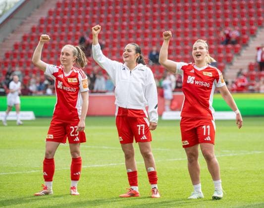 Fußball, Frauen, Saison 2024 2025, 2. Frauen-Bundesliga (21. Spieltag), 1. FC Union Berlin - FC Ingolstadt 04, Union-Jubel nach dem Abpfiff, v. l.. Pia Metzker (1. Frauen 1. FC Union), Athanasia Moraitou (1. Frauen 1. FC Union), Dina Orschmann (1. Frauen 1. FC Union), 13.04. 2025, Copyright: xMatthiasxKochx
