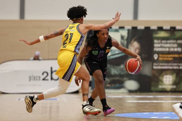 13.04.2025, Basketball, Frauen, Toyota Damen Basketball Bundesliga, Saison 2024 2025, Playoff Halbfinale, Spiel 4, Saarlouis Royals - Alba Berlin, Martha Burse (Saarlouis Royals), Deeshyra Thomas (Alba Berlin) Saarlouis Stadtgartenhalle Saarland Deutschland (DE) Copyright: xSebastianxBachx
