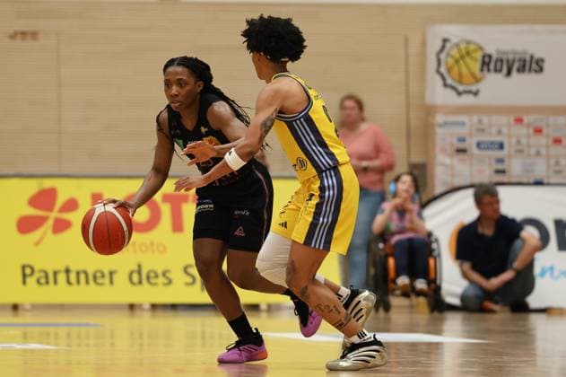 13.04.2025, Basketball, Frauen, Toyota Damen Basketball Bundesliga, Saison 2024 2025, Playoff Halbfinale, Spiel 4, Saarlouis Royals - Alba Berlin, Martha Burse (Saarlouis Royals), Deeshyra Thomas (Alba Berlin) Saarlouis Stadtgartenhalle Saarland Deutschland (DE) Copyright: xSebastianxBachx