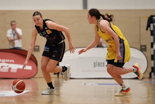 13.04.2025, Basketball, Frauen, Toyota Damen Basketball Bundesliga, Saison 2024 2025, Playoff Halbfinale, Spiel 4, Saarlouis Royals - Alba Berlin, Gabija Meskonyte (Saarlouis Royals), Leoni Kreyenfeld (Alba Berlin) Saarlouis Stadtgartenhalle Saarland Deutschland (DE) Copyright: xSebastianxBachx