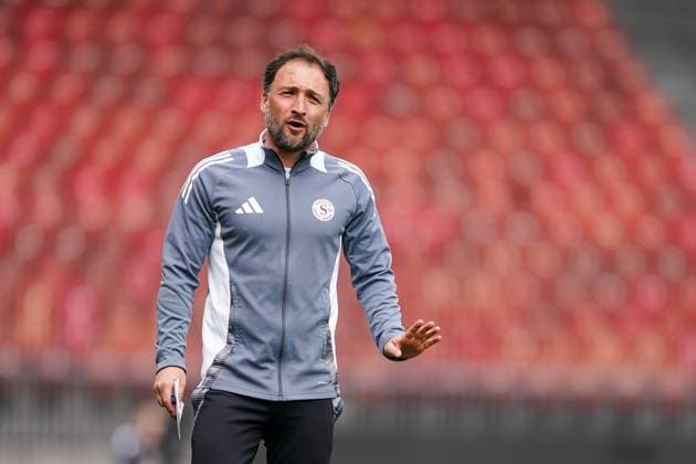 13.04.2025, Niederhasli, GC Campus, Women s Super League Quarterfinal 1: GC Frauenfussball - Servette FC ChÃªnois FÃ minin, coach Jose Barcala (Servette FC Chenois Feminin) Niederhasli GC Campus Zurich Switzerland Copyright: xJustPictures.ch DanielaxPorcellix
