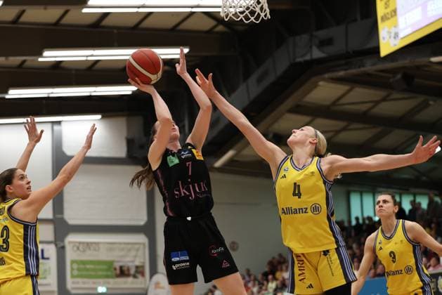 13.04.2025, Basketball, Frauen, Toyota Damen Basketball Bundesliga, Saison 2024 2025, Playoff Halbfinale, Spiel 4, Saarlouis Royals - Alba Berlin, Marusa Senicar (Saarlouis Royals), Marie Bertholdt (Alba Berlin) Saarlouis Stadtgartenhalle Saarland Deutschland (DE) Copyright: xSebastianxBachx
