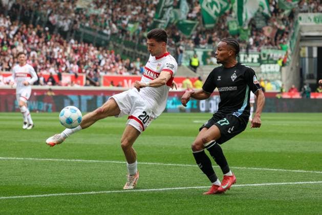 Leonidas Stergiou 20 (VfB Stuttgart) klaert den Ball vor Felix Agu 27 (SV Werder Bremen), VfB Stuttgart vs. SV Werder Bremen3, Fussball, Bundesliga, DFL, Saison 2024 2025, Rueckrunde, 29. Spieltag, 13.04.2025 DFB regulations prohibit any use of photographs as image sequences and or quasi-video Stuttgart Baden-Wuerttemberg Deutschland