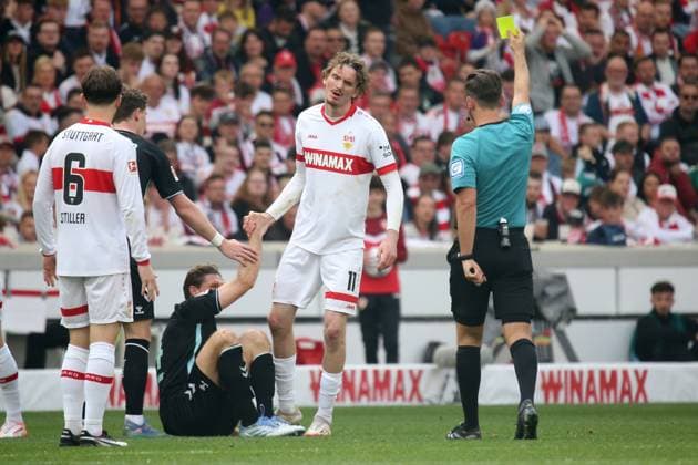 Sport Themen der Woche KW15 Sport Bilder des Tages 13.04.2025, xmohx, Fussball 1.Bundesliga, VfB Stuttgart - Werder Bremen v.l. Schiedsrichter Referee Daniel Schlager zeigt Nick Woltemade (VfB Stuttgart) die gelbe Karte (DFL DFB REGULATIONS PROHIBIT ANY USE OF PHOTOGRAPHS as IMAGE SEQUENCES and or QUASI-VIDEO) Stuttgart *** 13 04 2025, xmohx, Soccer 1 Bundesliga, VfB Stuttgart Werder Bremen v l Referee Referee Daniel Schlager shows Nick Woltemade VfB Stuttgart the yellow card DFL DFB REGULATIONS PROHIBIT ANY USE OF PHOTOGRAPHS as IMAGE SEQUENCES and or QUASI VIDEO Stuttgart
