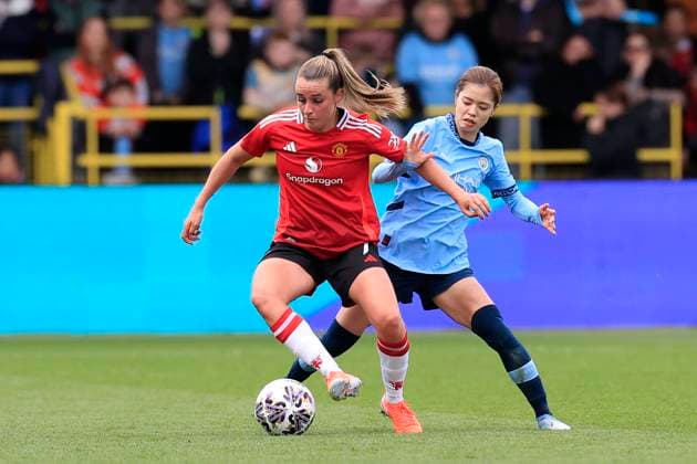 Manchester City Women v Manchester United, ManU Women Women s FA Cup 13 04 2025. Semi-Final Ella Toone (7) of Manchester United turns with the ball watched by Yui Hasegawa (25) of Manchester City during the Women s FA Cup semi final match between Manchester City Women and Manchester United Women at the Joie Stadium, Manchester, United Kingdom on 13 April 2025. Manchester Joie Stadium Gt Manchester United Kingdom Editorial use only , Copyright: xConorxMolloyx PSI-21848-0038