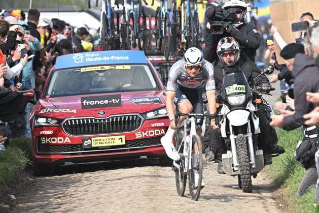 Paris Roubaix 2025 Cycling Race Roubaix, France - April 13 : Van Der Poel Mathieu (NED) of Alpecin - Deceuninck flat tire during the 122nd edition of Paris Roubaix an UCI World Tour cycling race for Men Elite of 259,7 kms with start in Compiegne and finish at the Velodrome Andre-Petrieux in Roubaix on April 13, 2025 in Roubaix, France, 13 04 2025 ( Motordriver Kenny Verfaillie - Roubaix France  Copyright: xBernardxPaponx