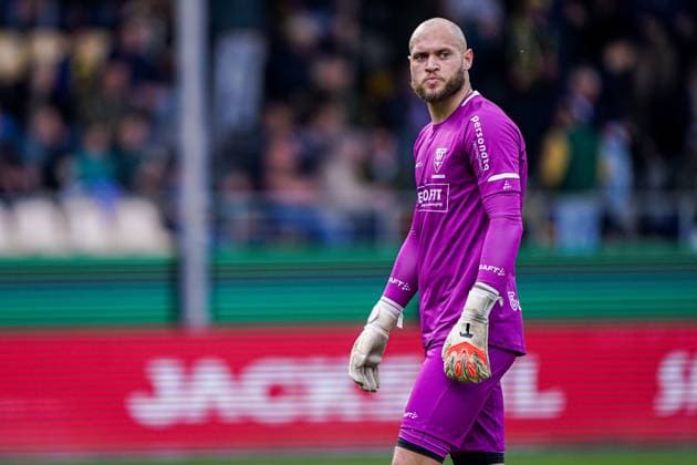 2025-04-13 VVV-Venlo v Helmond - Dutch Keuken Kampioen Divisie VENLO, NETHERLANDS - APRIL 13: goalkeeper Trevor Doornbusch of VVV-Venlo looks on during the Dutch Keuken Kampioen Divisie match between VVV-Venlo and Helmond Sport at Stadion De Koel on April 13, 2025 in Venlo, Netherlands. Venlo Stadion De Koel Netherlands Content not available for redistribution in The Netherlands directly or indirectly through any third parties. Copyright: xAndrexWeeningx