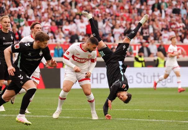 Sport Themen der Woche KW15 Sport Bilder des Tages 13.04.2025, Deutschland, Stuttgart, Fußball Bundesliga, Saison 2024 2025, v.l. VfB Stuttgart, vs. SV Werder Bremen, v.l. Deniz Undav (VfB), Leonardo Bittencourt (SVW) Gemäß den Vorgaben der DFL Deutsche Fußball Liga ist es untersagt, in dem Stadion und oder vom Spiel angefertigte Fotoaufnahmen in Form von Sequenzbildern und oder videoähnlichen Fotostrecken zu verwerten bzw. verwerten zu lassen. *** 13 04 2025, Germany, Stuttgart, Soccer Bundesliga, Season 2024 2025, v l VfB Stuttgart, vs SV Werder Bremen, v l Deniz Undav VfB , Leonardo Bittencourt SVW According to the regulations of the DFL German Soccer League, it is prohibited to use or have used photographs taken in the stadium and or of the match in the form of sequential images and or video-like photo series