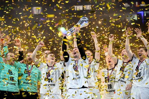 Bilder des Jahres 2025, Sport 04 April Sport Themen der Woche KW15 Sport Bilder des Tages Siegerehrung, Jubel Domagoj DUVNJAK (KI) und sein Team mit dem Pokal, Deutscher Pokalsieger 2025 Finale THW Kiel (KI) - MT Melsungen (MTM), am 13.04.2025 Handball DHB Pokal Final Four 2025, vom 12.04 - 13.04.2023 in Koeln Deutschland. Â *** Award ceremony, cheering Domagoj DUVNJAK KI and his team with the cup, German Cup Winner 2025 Final THW Kiel KI MT Melsungen MTM , on 13 04 2025 Handball DHB Pokal Final Four 2025, from 12 04 13 04 2023 in Cologne Germany Â