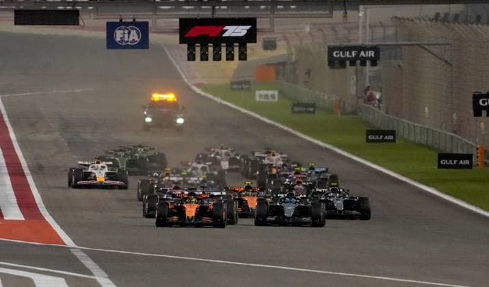 13.04.2025, Bahrain International Circuit, Sakhir, Formula 1 Gulf Air Bahrain Grand Prix 2025 ,im Bild Rennstart:, Oscar Piastri (AUS), McLaren F1 Team, Charles Leclerc (MCO), Scuderia Ferrari HP, George Russell (GBR), Mercedes-AMG Petronas Formula One Team, Lando Norris (GBR), Lewis Hamilton (GBR), Carlos Sainz Jr. (ESP), Atlassian Williams Racing, Max Verstappen (NLD), Oracle Red Bull Racing, Yuki Tsunoda (JPN) (Photo by Hasan Bratic DeFodi Images)