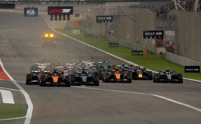 13.04.2025, Bahrain International Circuit, Sakhir, Formula 1 Gulf Air Bahrain Grand Prix 2025 ,im Bild Rennstart:, Oscar Piastri (AUS), McLaren F1 Team, Charles Leclerc (MCO), Scuderia Ferrari HP, George Russell (GBR), Mercedes-AMG Petronas Formula One Team, Lando Norris (GBR), Lewis Hamilton (GBR), Carlos Sainz Jr. (ESP), Atlassian Williams Racing, Max Verstappen (NLD), Oracle Red Bull Racing, Yuki Tsunoda (JPN) (Photo by Hasan Bratic DeFodi Images)