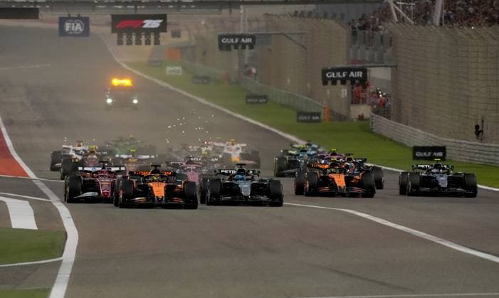 13.04.2025, Bahrain International Circuit, Sakhir, Formula 1 Gulf Air Bahrain Grand Prix 2025 ,im Bild Rennstart:, Oscar Piastri (AUS), McLaren F1 Team, Charles Leclerc (MCO), Scuderia Ferrari HP, George Russell (GBR), Mercedes-AMG Petronas Formula One Team, Lando Norris (GBR), Lewis Hamilton (GBR), Carlos Sainz Jr. (ESP), Atlassian Williams Racing, Max Verstappen (NLD), Oracle Red Bull Racing, Yuki Tsunoda (JPN) (Photo by Hasan Bratic DeFodi Images)