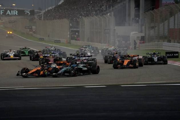 13.04.2025, Bahrain International Circuit, Sakhir, Formula 1 Gulf Air Bahrain Grand Prix 2025 ,im Bild Rennstart:, Oscar Piastri (AUS), McLaren F1 Team, Charles Leclerc (MCO), Scuderia Ferrari HP, George Russell (GBR), Mercedes-AMG Petronas Formula One Team, Lando Norris (GBR), Lewis Hamilton (GBR), Carlos Sainz Jr. (ESP), Atlassian Williams Racing, Max Verstappen (NLD), Oracle Red Bull Racing, Yuki Tsunoda (JPN) (Photo by Hasan Bratic DeFodi Images)