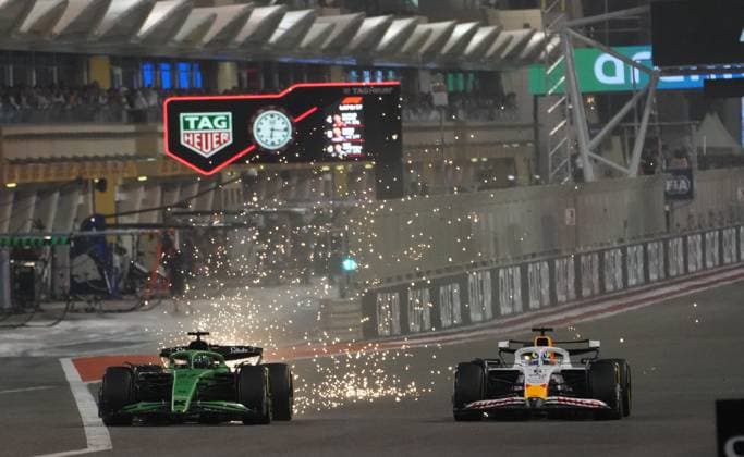 13.04.2025, Bahrain International Circuit, Sakhir, Formula 1 Gulf Air Bahrain Grand Prix 2025 ,im Bild Funkenflug bei Nico Hülkenberg (DEU), Stake F1 Team Kick Sauber, Isack Hadjar (FRA), Visa Cash App RB Formula One Team (Photo by Hasan Bratic DeFodi Images)