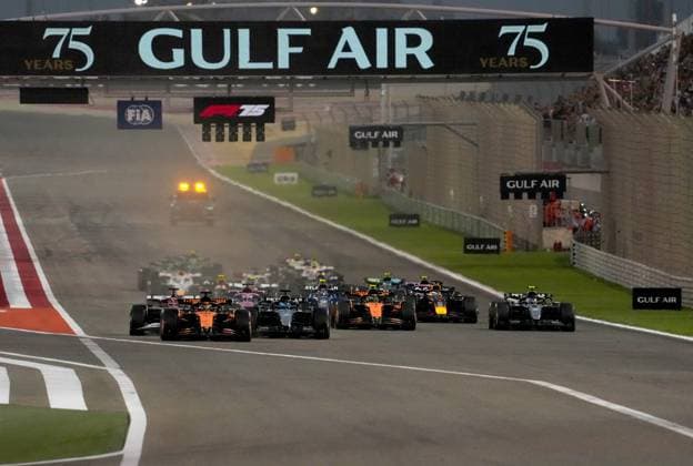 Formula 1 Gulf Air Bahrain Grand Prix 2025 13.04.2025, Bahrain International Circuit, Sakhir, Formula 1 Gulf Air Bahrain Grand Prix 2025 ,im Bild Rennstart:, Oscar Piastri (AUS), McLaren F1 Team, Charles Leclerc (MCO), Scuderia Ferrari HP, George Russell (GBR), Mercedes-AMG Petronas Formula One Team, Lando Norris (GBR), Lewis Hamilton (GBR), Carlos Sainz Jr. (ESP), Atlassian Williams Racing, Max Verstappen (NLD), Oracle Red Bull Racing, Yuki Tsunoda (JPN)