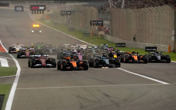 Formula 1 Gulf Air Bahrain Grand Prix 2025 13.04.2025, Bahrain International Circuit, Sakhir, Formula 1 Gulf Air Bahrain Grand Prix 2025 ,im Bild Rennstart:, Oscar Piastri (AUS), McLaren F1 Team, Charles Leclerc (MCO), Scuderia Ferrari HP, George Russell (GBR), Mercedes-AMG Petronas Formula One Team, Lando Norris (GBR), Lewis Hamilton (GBR), Carlos Sainz Jr. (ESP), Atlassian Williams Racing, Max Verstappen (NLD), Oracle Red Bull Racing, Yuki Tsunoda (JPN)