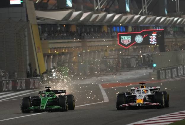 13.04.2025, Bahrain International Circuit, Sakhir, Formula 1 Gulf Air Bahrain Grand Prix 2025 ,im Bild Funkenflug bei Nico Hülkenberg (DEU), Stake F1 Team Kick Sauber, Isack Hadjar (FRA), Visa Cash App RB Formula One Team (Photo by Hasan Bratic DeFodi Images)