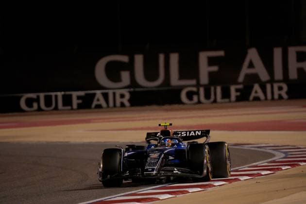 13.04.2025, Bahrain International Circuit, Sakhir, Formula 1 Gulf Air Bahrain Grand Prix 2025 ,im Bild Carlos Sainz Jr. (ESP), Atlassian Williams Racing (Photo by Hasan Bratic DeFodi Images)