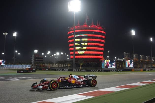 Formula 1 Gulf Air Bahrain Grand Prix 2025 13.04.2025, Bahrain International Circuit, Sakhir, Formula 1 Gulf Air Bahrain Grand Prix 2025 ,im Bild Lewis Hamilton (GBR), Scuderia Ferrari HP im Hintergrund ein grosses Ferrarilogo auf dem VIP Tower.