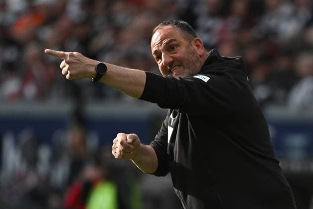 Bilder des Jahres 2025, Sport 04 April Sport Themen der Woche KW15 13.04.2025, xpsx, Fussball 1.Bundesliga, Eintracht Frankfurt - 1.FC Heidenheim v.l. Trainer Frank Schmidt (1.FC Heidenheim) gibt Anweisungen, gestikuliert, mit den Armen gestikulieren gives instructions, gesticulate (DFL DFB REGULATIONS PROHIBIT ANY USE OF PHOTOGRAPHS as IMAGE SEQUENCES and or QUASI-VIDEO) Frankfurt am Main *** 13 04 2025, xpsx, Soccer 1 Bundesliga, Eintracht Frankfurt 1 FC Heidenheim v l Coach Frank Schmidt 1 FC Heidenheim gives instructions, gesticulates, gesticulate with arms gives instructions, gesticulate DFL DFB REGULATIONS PROHIBIT ANY USE OF PHOTOGRAPHS as IMAGE SEQUENCES and or QUASI VIDEO Frankfurt am Main