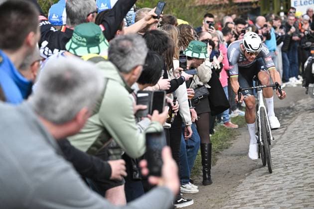Dutch Mathieu van der Poel of Alpecin-Deceuninck pictured in action during the men elite race of the Paris-Roubaix one day cycling race, 259,2 km from Compiegne to Roubaix, France, on Sunday 13 April 2025. AFPxPOOLxPAPONxBERNARD  x120734084x