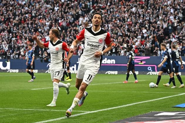 13.04.2025, xjhx, Fussball 1.Bundesliga, Eintracht Frankfurt - 1.FC Heidenheim v.l. Torjubel nach dem Tor zum celebrating the goal celebrate 3:0 durch Hugo Ekitike (Eintracht Frankfurt) (DFL DFB REGULATIONS PROHIBIT ANY USE OF PHOTOGRAPHS as IMAGE SEQUENCES and or QUASI-VIDEO) Frankfurt am Main