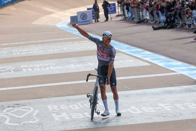 PARIS ROUBAIX 2025 PHOTOPQR VOIX DU NORD Thierry Thorel ; 13 04 2025 ; Roubaix , le 13 avril 2025 - Mathieu van der Poel vainqueur pour la troisieme fois de la mythique course l Enfer du Nord - Photo : Thierry Thorel La Voix du Nord Paris-Roubaix race northern France on April 13, 2025. Hauts de France France  Copyright: xPHOTOPQR VOIXxDUxNORD MAXPPPxThierryxThorelx 20250413VDN2148 20250413VDN2148