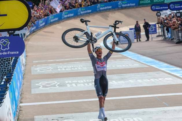 PARIS ROUBAIX 2025 PHOTOPQR VOIX DU NORD Thierry Thorel ; 13 04 2025 ; Roubaix , le 13 avril 2025 - Mathieu van der Poel vainqueur pour la troisieme fois de la mythique course l Enfer du Nord - Photo : Thierry Thorel La Voix du Nord Paris-Roubaix race northern France on April 13, 2025. Hauts de France France  Copyright: xPHOTOPQR VOIXxDUxNORD MAXPPPxThierryxThorelx 20250413VDN2149 20250413VDN2149