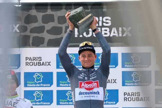 PARIS ROUBAIX 2025 PHOTOPQR VOIX DU NORD Thierry Thorel ; 13 04 2025 ; Roubaix , le 13 avril 2025 - Mathieu van der Poel vainqueur pour la troisieme fois de la mythique course l Enfer du Nord - Photo : Thierry Thorel La Voix du Nord Paris-Roubaix race northern France on April 13, 2025. Hauts de France France  Copyright: xPHOTOPQR VOIXxDUxNORD MAXPPPxThierryxThorelx 20250413VDN2176 20250413VDN2176