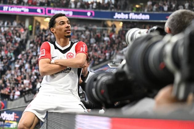 Sport Themen der Woche KW15 Sport Bilder des Tages 13.04.2025, xjhx, Fussball 1.Bundesliga, Eintracht Frankfurt - 1.FC Heidenheim v.l. Torjubel nach dem Tor zum celebrating the goal celebrate 3:0 Hugo Ekitike (Eintracht Frankfurt) (DFL DFB REGULATIONS PROHIBIT ANY USE OF PHOTOGRAPHS as IMAGE SEQUENCES and or QUASI-VIDEO) Frankfurt am Main *** 13 04 2025, xjhx, Fussball 1 Bundesliga, Eintracht Frankfurt 1 FC Heidenheim v l Torjubel nach dem Tor zum celebrating the goal celebrate 3 0 Hugo Ekitike Eintracht Frankfurt DFL DFB REGULATIONS PROHIBIT ANY USE OF PHOTOGRAPHS as IMAGE SEQUENCES and or QUASI VIDEO Frankfurt am Main