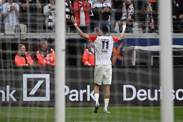 13.04.2025, xpsx, Fussball 1.Bundesliga, Eintracht Frankfurt - 1.FC Heidenheim v.l. Torjubel nach dem Tor zum celebrating the goal celebrate 3:0 durch Hugo Ekitike (Eintracht Frankfurt) (DFL DFB REGULATIONS PROHIBIT ANY USE OF PHOTOGRAPHS as IMAGE SEQUENCES and or QUASI-VIDEO) Frankfurt am Main