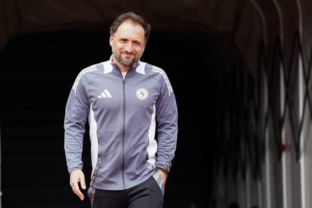 13.04.2025, Niederhasli, GC Campus, Women s Super League Quarterfinal 1: GC Frauenfussball - Servette FC ChÃªnois FÃ minin, coach Jose Barcala (Servette FC Chenois Feminin) Niederhasli GC Campus Zurich Switzerland Copyright: xJustPictures.ch DanielaxPorcellix