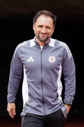 13.04.2025, Niederhasli, GC Campus, Women s Super League Quarterfinal 1: GC Frauenfussball - Servette FC ChÃªnois FÃ minin, coach Jose Barcala (Servette FC Chenois Feminin) Niederhasli GC Campus Zurich Switzerland Copyright: xJustPictures.ch DanielaxPorcellix