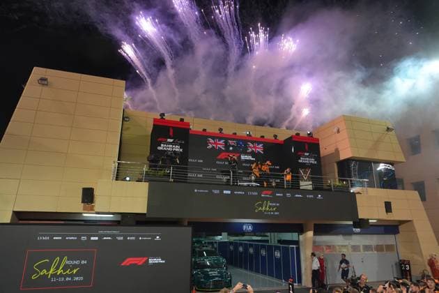 Formula 1 Gulf Air Bahrain Grand Prix 2025 13.04.2025, Bahrain International Circuit, Sakhir, Formula 1 Gulf Air Bahrain Grand Prix 2025 ,im Bild Sieger Oscar Piastri (AUS), McLaren F1 Team, 2.Platz für George Russell (GBR), Mercedes-AMG Petronas Formula One Team, 3.Platz für Lando Norris (GBR), Teamchef Andrea Stella (McLaren Formula 1 Team)