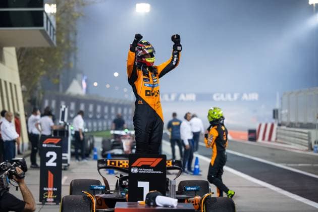 Oscar Piastri (McLaren Formula 1 Team, Australien, 81) jubelt im Parc Ferme ueber den Sieg, BAH, Formel 1 Weltmeisterschaft, Gulf Air Grand Prix von Bahrain, Bahrain International Circuit, Rennen, Saison 2025, 13.04.2025 BAH, Formel 1 Weltmeisterschaft, Gulf Air Grand Prix von Bahrain, Bahrain International Circuit, Rennen, Saison 2025, 13.04.2025 Sakhir Copyright: xEibner-Pressefoto Memmlerx EP_MMR