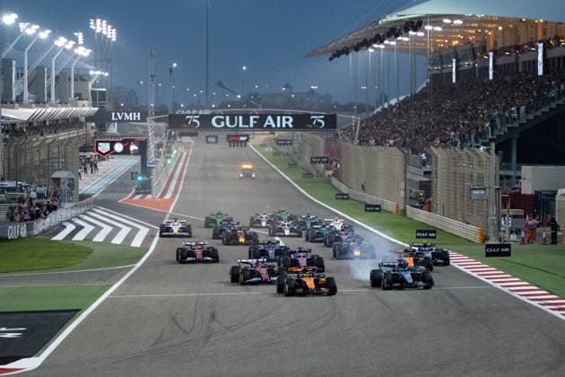 Oscar Piastri (McLaren Formula 1 Team, Australien, 81) im MCL39, George Russell (Mercedes-AMG Petronas F1 Team, Großbritannien, 63) im F1 W16 mit Verbremser, Charles Leclerc (Scuderia Ferrari HP, Monaco, 16) im SF-25, Pierre Gasly (BWT Alpine F1 Team, Frankreich, 10) im Alpine A525, Lando Norris (McLaren Formula 1 Team, Großbritannien, 04), Andrea Kimi Antonelli (Mercedes-AMG Petronas F1 Team, Italien, 12), Lewis Hamilton (Scuderia Ferrari HP, Großbritannien, 44), Carlos Sainz (Atlassian Williams Racing, Spanien, 55) im FW47 beim Start Rennstart, BAH, Formel 1 Weltmeisterschaft, Gulf Air Grand Prix von Bahrain, Bahrain International Circuit, Rennen, Saison 2025, 13.04.2025 BAH, Formel 1 Weltmeisterschaft, Gulf Air Grand Prix von Bahrain, Bahrain International Circuit, Rennen, Saison 2025, 13.04.2025 Sakhir Copyright: xEibner-Pressefoto Memmlerx EP_MMR