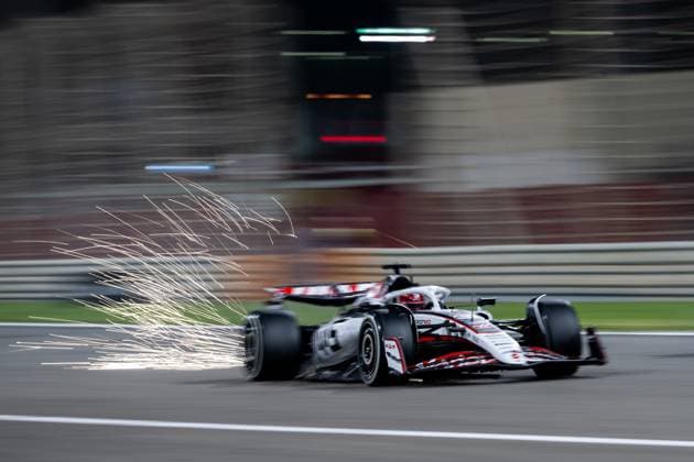 Esteban Ocon (MoneyGram Haas F1 Team, Frankreich, 31) im VF-25 mit Funken Funkenflug, BAH, Formel 1 Weltmeisterschaft, Gulf Air Grand Prix von Bahrain, Bahrain International Circuit, Rennen, Saison 2025, 13.04.2025 BAH, Formel 1 Weltmeisterschaft, Gulf Air Grand Prix von Bahrain, Bahrain International Circuit, Rennen, Saison 2025, 13.04.2025 Sakhir Copyright: xEibner-Pressefoto Memmlerx EP_MMR