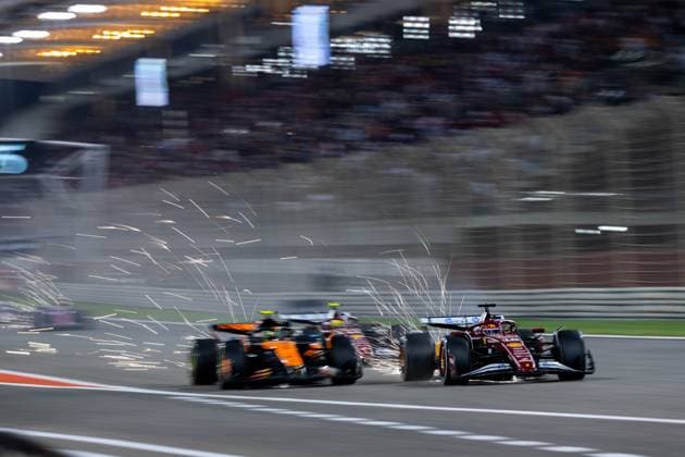 Charles Leclerc (Scuderia Ferrari HP, Monaco, 16) im SF-25, Lando Norris (McLaren Formula 1 Team, Großbritannien, 04) im MCL39 mit Funken Funkenflug, BAH, Formel 1 Weltmeisterschaft, Gulf Air Grand Prix von Bahrain, Bahrain International Circuit, Rennen, Saison 2025, 13.04.2025 BAH, Formel 1 Weltmeisterschaft, Gulf Air Grand Prix von Bahrain, Bahrain International Circuit, Rennen, Saison 2025, 13.04.2025 Sakhir Copyright: xEibner-Pressefoto Memmlerx EP_MMR