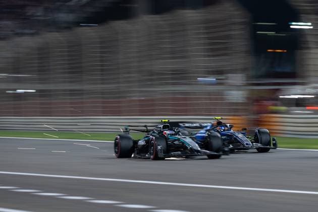Andrea Kimi Antonelli (Mercedes-AMG Petronas F1 Team, Italien, 12) im F1 W16, daneben Carlos Sainz (Atlassian Williams Racing, Spanien, 55) im FW47, BAH, Formel 1 Weltmeisterschaft, Gulf Air Grand Prix von Bahrain, Bahrain International Circuit, Rennen, Saison 2025, 13.04.2025 BAH, Formel 1 Weltmeisterschaft, Gulf Air Grand Prix von Bahrain, Bahrain International Circuit, Rennen, Saison 2025, 13.04.2025 Sakhir Copyright: xEibner-Pressefoto Memmlerx EP_MMR
