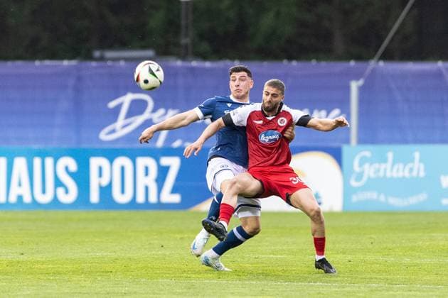 3.Liga: Viktoria Köln - DSC Arminia Bielefeld; 13.04.2025 Russo, Stefano (DSC Arminia Bielefeld, 21), Güler, Serhat Semih (Viktoria Köln, 30) 3.Liga: Viktoria Köln - DSC Arminia Bielefeld; Sportpark Höhenberg, Köln; 13.04.2025 DFB regulations prohibit any use of photographs as image sequences and or quasi video. Copyright: xBEAUTIFULxSPORTS Buriakovx