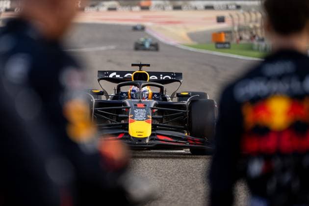 Max Verstappen (Oracle Red Bull Racing, Niederlande, 01) im RB21 im Grid Startaufstellung, davor Mechaniker seines Team, BAH, Formel 1 Weltmeisterschaft, Gulf Air Grand Prix von Bahrain, Bahrain International Circuit, Rennen, Saison 2025, 13.04.2025 BAH, Formel 1 Weltmeisterschaft, Gulf Air Grand Prix von Bahrain, Bahrain International Circuit, Rennen, Saison 2025, 13.04.2025 Sakhir Copyright: xEibner-Pressefoto Memmlerx EP_MMR
