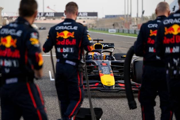 Max Verstappen (Oracle Red Bull Racing, Niederlande, 01) im RB21 im Grid Startaufstellung, davor Mechaniker seines Team, BAH, Formel 1 Weltmeisterschaft, Gulf Air Grand Prix von Bahrain, Bahrain International Circuit, Rennen, Saison 2025, 13.04.2025 BAH, Formel 1 Weltmeisterschaft, Gulf Air Grand Prix von Bahrain, Bahrain International Circuit, Rennen, Saison 2025, 13.04.2025 Sakhir Copyright: xEibner-Pressefoto Memmlerx EP_MMR