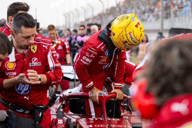 Lewis Hamilton (Scuderia Ferrari HP, Großbritannien, 44) im Grid Startaufstellung steigt aus seinem Auto aus, BAH, Formel 1 Weltmeisterschaft, Gulf Air Grand Prix von Bahrain, Bahrain International Circuit, Rennen, Saison 2025, 13.04.2025 BAH, Formel 1 Weltmeisterschaft, Gulf Air Grand Prix von Bahrain, Bahrain International Circuit, Rennen, Saison 2025, 13.04.2025 Sakhir Copyright: xEibner-Pressefoto Memmlerx EP_MMR