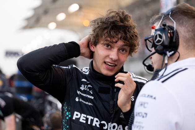 Andrea Kimi Antonelli (Mercedes-AMG Petronas F1 Team, Italien, 12) im Grid Startaufstellung spricht mit Peter Bono Bonnington (Renningenieur), BAH, Formel 1 Weltmeisterschaft, Gulf Air Grand Prix von Bahrain, Bahrain International Circuit, Rennen, Saison 2025, 13.04.2025 BAH, Formel 1 Weltmeisterschaft, Gulf Air Grand Prix von Bahrain, Bahrain International Circuit, Rennen, Saison 2025, 13.04.2025 Sakhir Copyright: xEibner-Pressefoto Memmlerx EP_MMR
